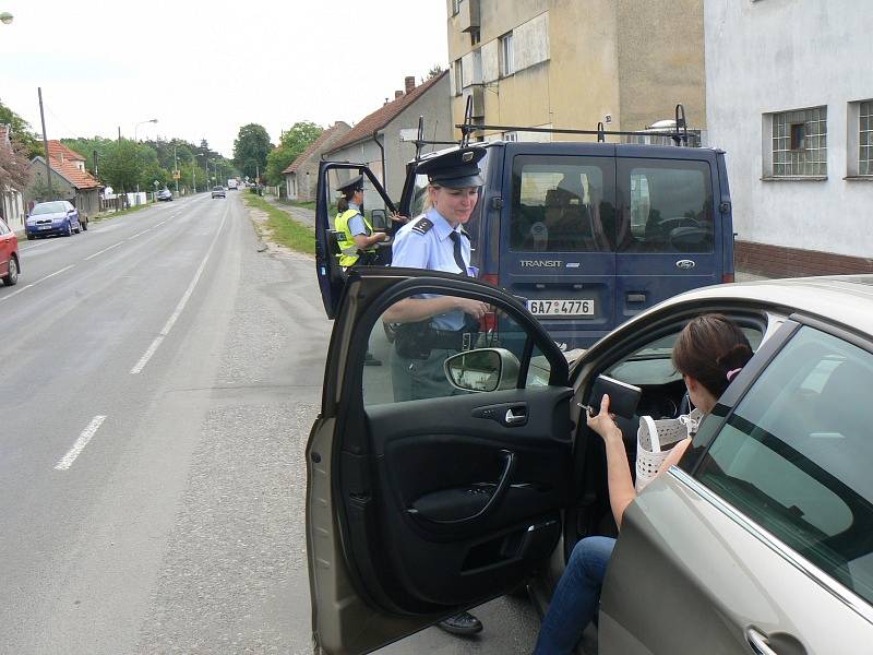 Při dopravní akci asistovaly děti z Kostelní Lhoty