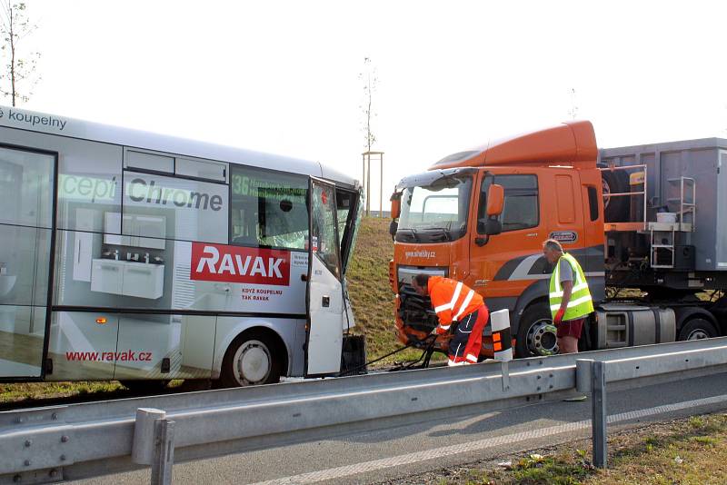 K nehodě došlo po páté ranní na kruháku ve směru na Všechlapy.