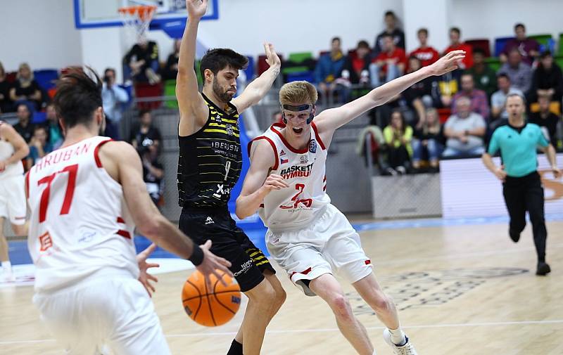 Z basketbalového utkání Ligy mistrů Nymburk - Tenerife (68:78)