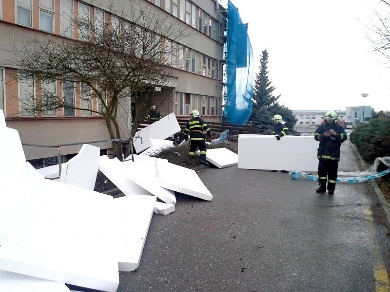 Situace po větru u nymburské polikliniky na sídlišti