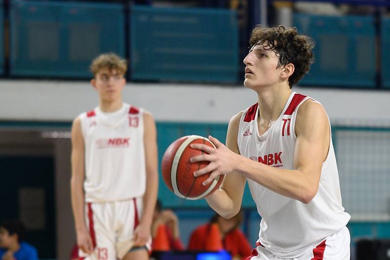 Z basketbalového utkání nadstavbové části extraligy kadetů Nymburk - Jindřichův Hradec (56:50)