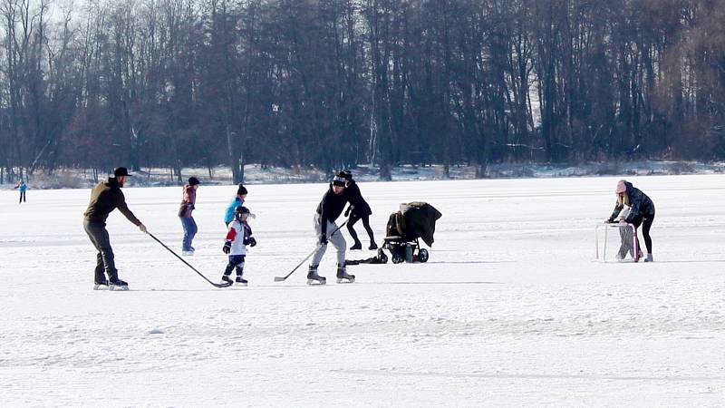 Zamrzlé rybníky v Polabci i zdejší Jezero přilákaly o víkendu desítky bruslařů.