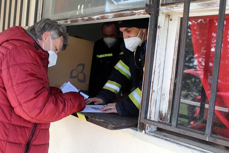 Výdej testů pro děti do škol a školek u nymburského hasičského hřiště.