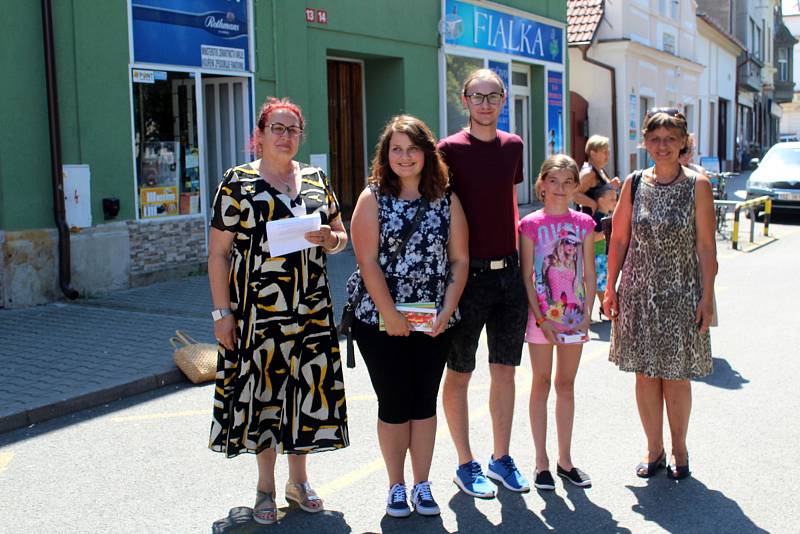 Z výstavy a odhalení pamětní desky malíři Josefu Štěrbovi na náměstí v Městci Králové.