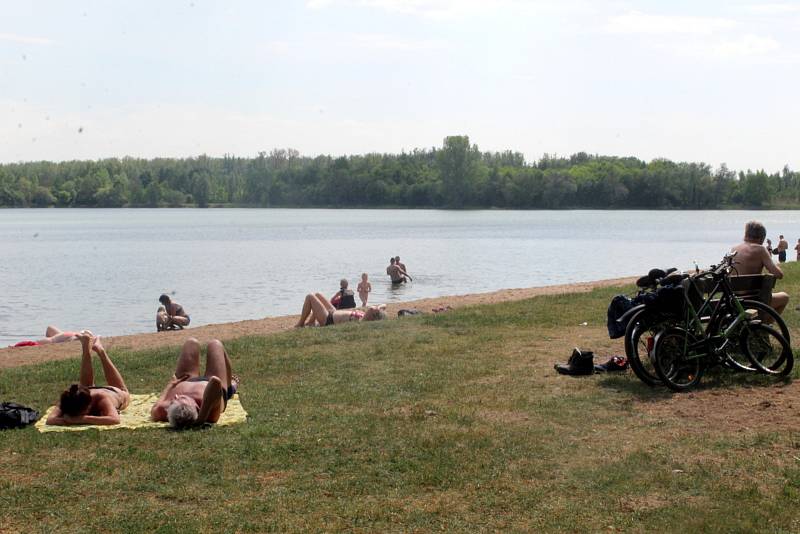 Na jezeře se zatím lidé koupou na vlastní nebezpečí. V areálu probíhají ještě poslední práce před začátkem sezóny.