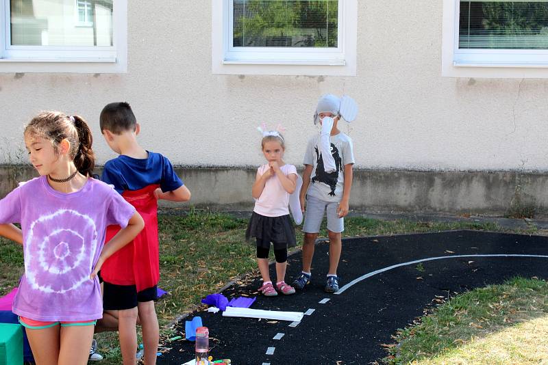 Příměstský tábor na zahradě základní školy v Městci Králové pořádá sdružení Bohoušek ve třech turnusech.