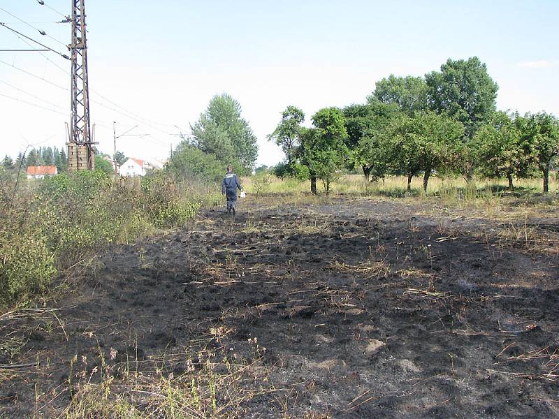Hasiči likvidovali požár trávy u železniční trati v Lysé nad Labem.