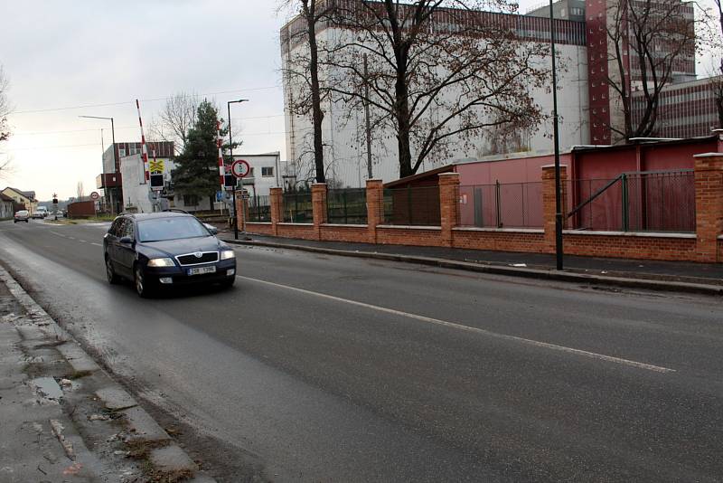 Nebezpečný úsek pro chodce a cyklisty u pivovaru v Nymburce prošel proměnou.