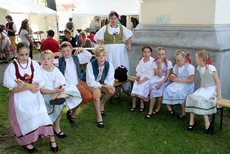 Folklorní festival se letos uskutečnil pod vodárenskou věží v Nymburce.