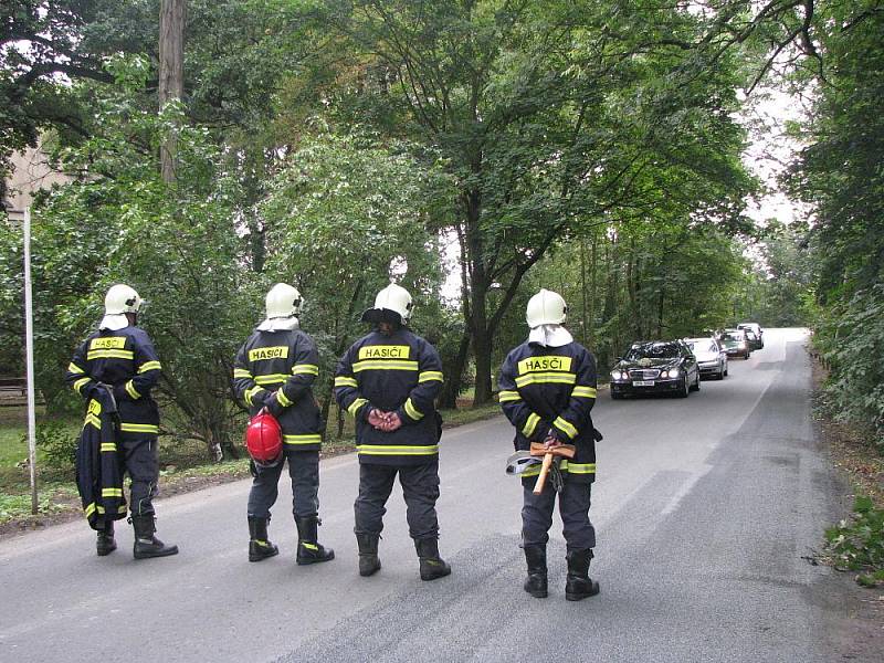 Novomanželé Pudilovi si užili svatbu i s hasičským překvapením. 