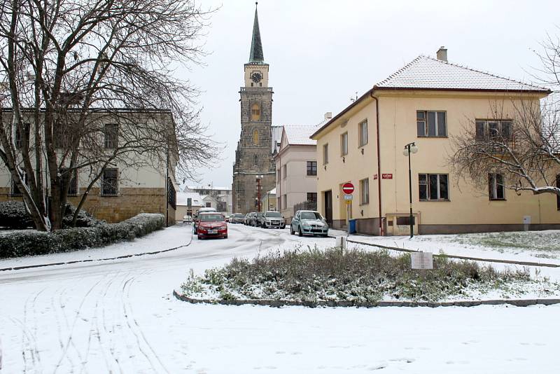 Loni 3. prosince se po delší době v Nymburce alespoň brzy ráno objevila souvislá bílá pokrývka sněhu, o níž se dalo hovořit v několikacentimetrové výšce.