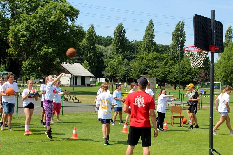 Sportovní týden pro nymburské děti připravili organizátoři na nymburském Vesláku. Ve středu dorazili šesťáci ze všech základních škol.