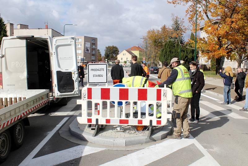 Z otevření kruhového objezdu u bazénu a budovy policejního ředitelství v Nymburce.