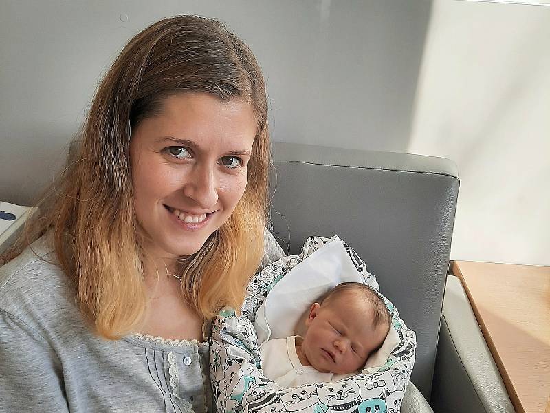 Laura Drápalíková se narodila v nymburské porodnici 15. listopadu 2021 ve 14:34 hodin s mírami 3360 g a 49 cm. Doma v Nymburce se z ní radují rodiče Lucie a Vladimír.