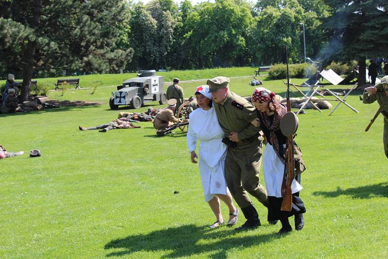 Členové klubů vojenské historie a legionářské obce z celé České republiky připomněli pod nymburskými hradbami události z července roku 1917.