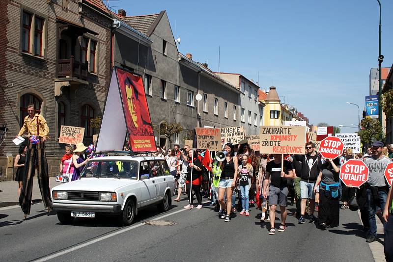 Protesty v Nymburce při jednání sjezdu komunistů a maškarní průvod.