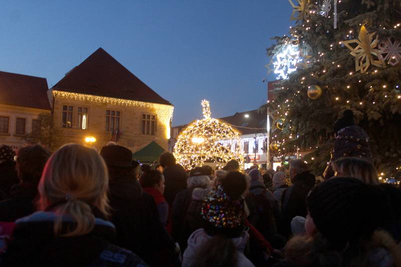 Z rozsvícení vánočního stromu v Nymburce.