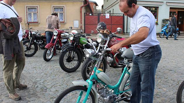 Sběratelé motocyklových veteránů si dali v sobotu sraz v Rožďalovicích.