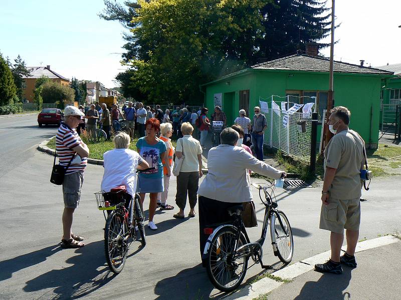 Zhruba pět desítek lidí s transparenty a rouškami přišlo ve čtvrtek na demonstraci před zinkovnu Azos na nymburském Zálabí.