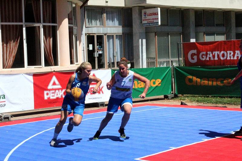 Mezinárodní turnaj v basketu tři na tři se hrál na poděbradské kolonádě.