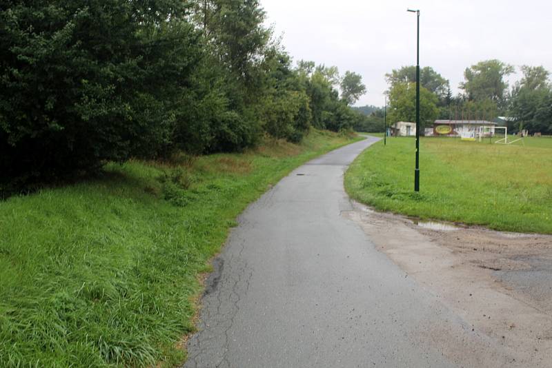 Drahelickou ulice Na Tržišti a park vedle zadního vchodu u hřbitova oživí výsadba listnatých stromů ještě letos.