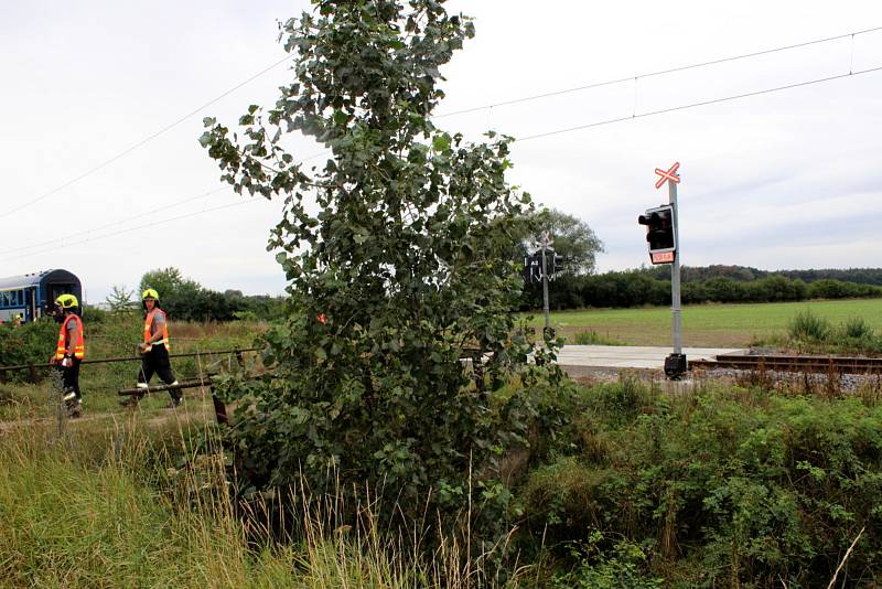 Tragická nehoda se stala na polním přejezdu mezi Nymburkem a Hořátví.