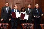 Společné memorandum jako projev vůle spolupracovat podepsali ve středu na krajském úřadu hejtmanka Jaroslava Pokorná Jermanová, starosta Milovic Milan Pour a jednatelé komanditní společnosti Valeo Autoklimatizace Jakub Drahorád a František Škrdlant.