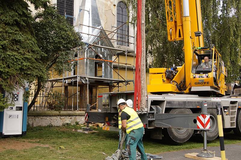 Instalace opravené věžičky na kostel sv. Václava ve Velelibech.