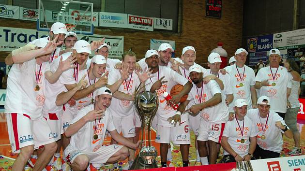 Basketbalisté Nymburka získali pátý titul mistra ligy v řadě