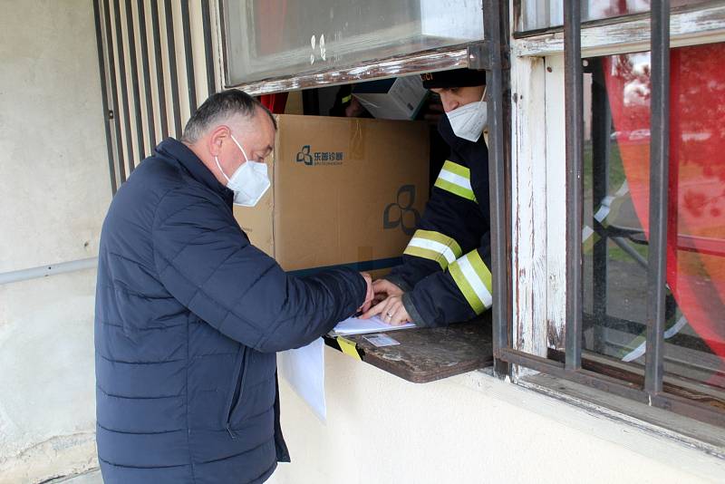 Výdej testů pro děti do škol a školek u nymburského hasičského hřiště.