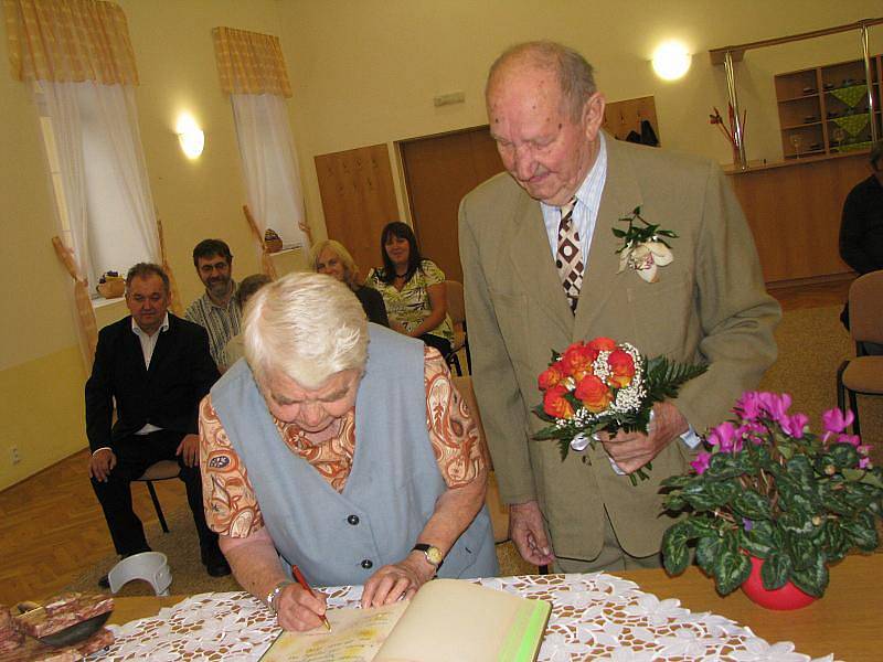 Manželé Kopečtí oslavili v Kounicích kamennou svatbu