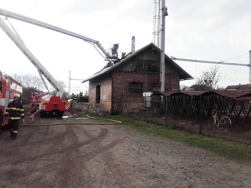 K požáru drážní budovy v Libici nad Cidlinou vyjelo pět jednotek.