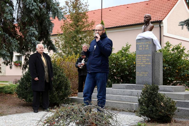 Bronzová busta TGM zdobí památník padlých vojáků v Přední Lhotě.