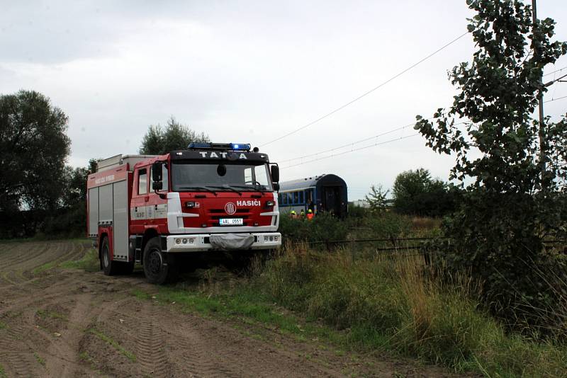 Tragická nehoda se stala na polním přejezdu mezi Nymburkem a Hořátví.