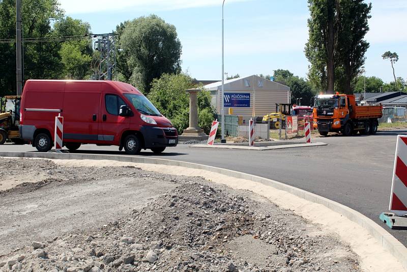 Velký a oválný kruhový objezd, který od jara roste mezi Poděbrady a Pískovou Lhotou, má už jižní část své trasy prakticky dokončenou.