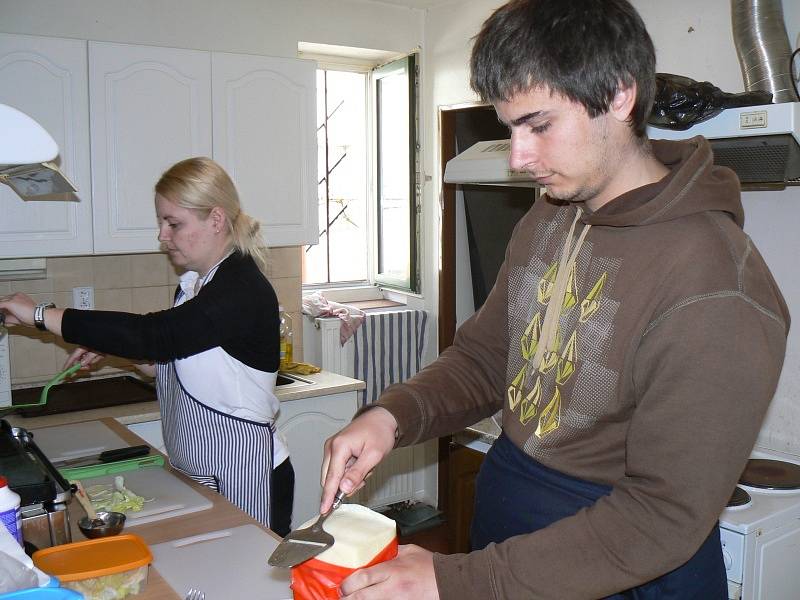 Klienti Fokusu pracují v kavárně Strejda Burger v Nymburce