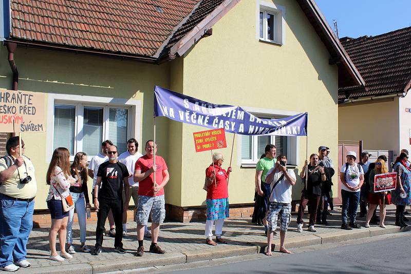 Protesty v Nymburce při jednání sjezdu komunistů a maškarní průvod.