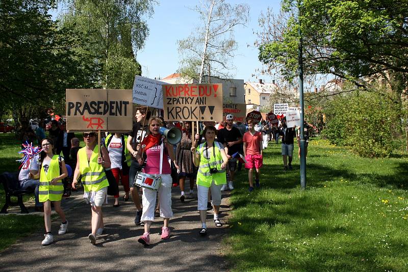 Protesty v Nymburce při jednání sjezdu komunistů a maškarní průvod.