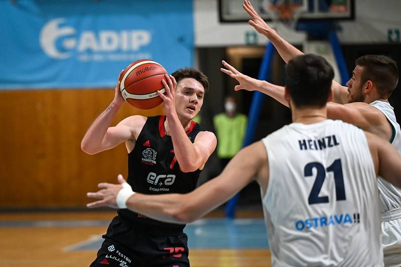 Z basketbalového utkání Kooperativa NBL Ostrava - Nymburk (75:101)