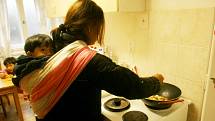 Paní Dim Bawi vaří kuřecí směs s Francisem v šátku.