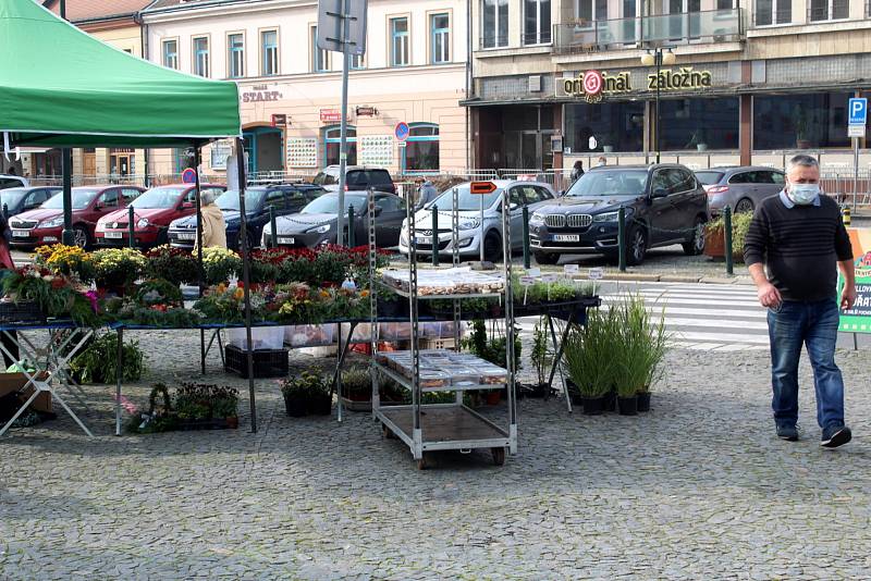 Ve čtvrtek tradičně rozložili své stánky farmáři na centrálním nymburském náměstí.