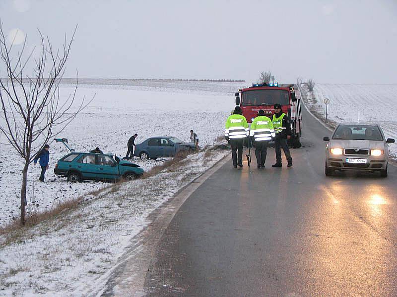 Za nehodu u Jiřic může asi namrzlá vozovka