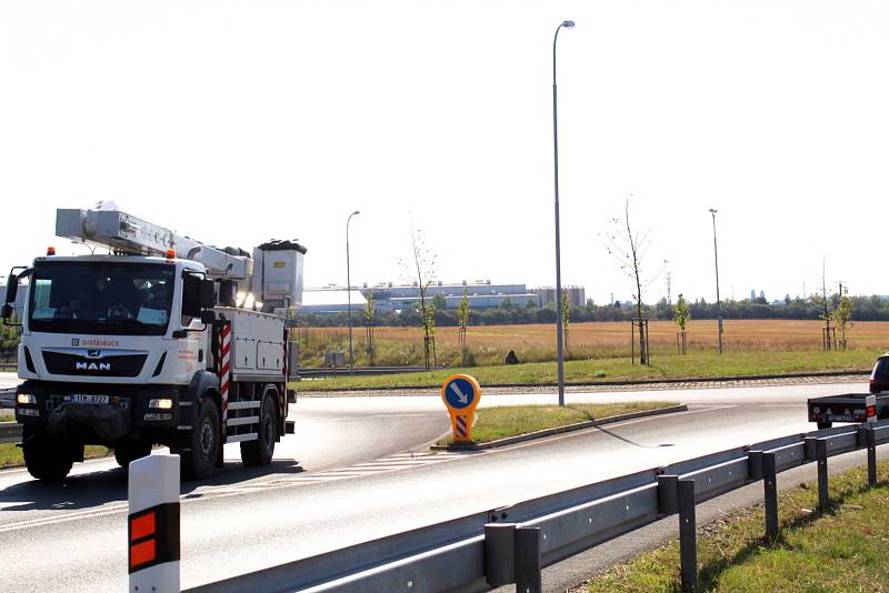 Na tomto kruhovém objezdu končí současná část obchvatu Nymburka. Právě tady má navazovat nová silnice s obchvatem Všechlap a Krchleb.