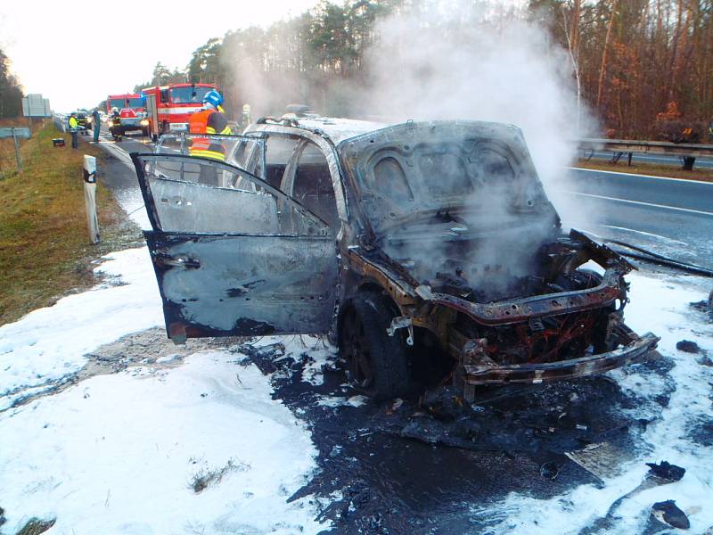 Na dálnici D11 poblíž Libice nad Cidlinou shořelo osobní auto.