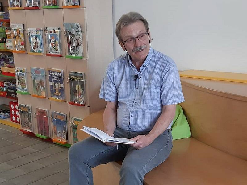 Jan Řehounek čte dětem.
