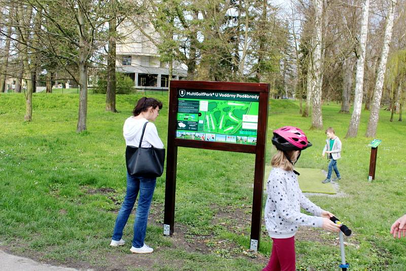 Unikátní multigolfové hřiště je k dispozici v Poděbradech u vodárny na kraji Neumannových sadů.