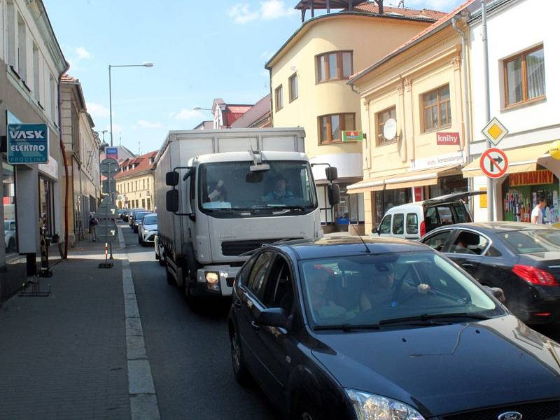 Průjezd centrem Poděbrad je v dopravní špičce často otázkou pomalého popojíždění a nyní i čekání na semaforu.