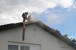 Požár střechy rodinného domu v Průhonicích.