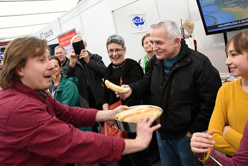 Středočeský kraj se prezentoval na veletrhu cestovního ruchu na Výstavišti v Pražských Holešovicích. Mezi pozvanými hosty na krajském stánku nechyběl ani známý iluzionista Pavel Kožíšek z líbeznického Divadla kouzel.