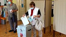 Z hlasování v Nymburce.
